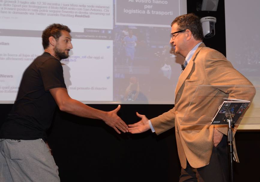 Una stretta di mano tra l&#39;azzurro degli Spurs e Umberto Zapelloni, vicedirettore della Gazzetta